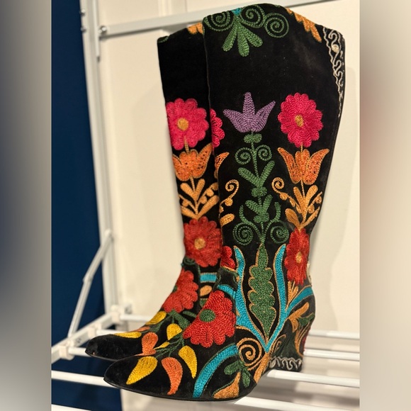 Galeri Cengiz Shoes - Galeri Cengiz hand crafted in Istanbul, Floral Embroidered Black Boots